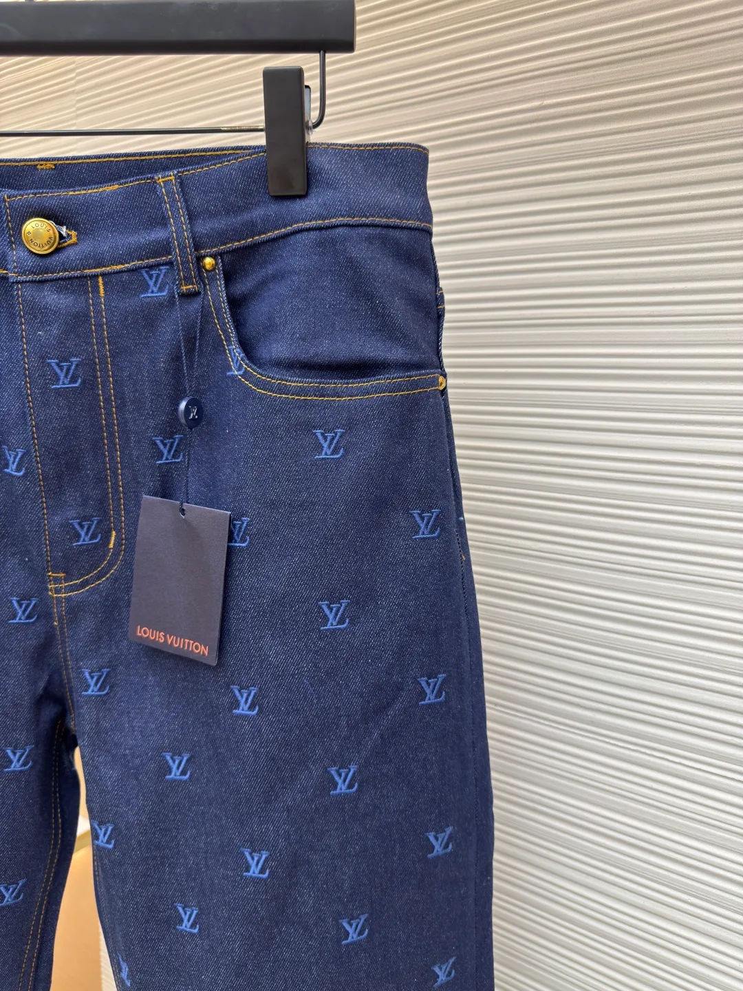 LOUIS VUITTON embroidered logo jeans ●Authentic product: purchased and developed by 15939 ●Item number: 1680014-B60 ●Fabric: denim fabric ●Technology: embroidery production ●Version: fitted version ●Weight: about 1145 grams ●Size: 30-32-34-36 ●Description: The fabric is made of 430g denim fabric, which feels breathable and comfortable after washing. Every detail is customized by YB, with matching patterns, custom hardware buttons, and leather tags that are highly restored, comparable to the original ones. It can be matched with the same style to create a fashionable look, and can be used in various occasions. Customized accessories, complete with three standards, same style for men and women!